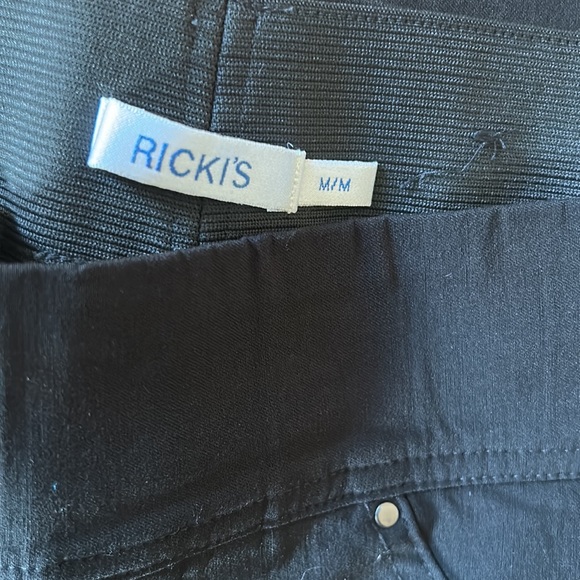 Ricki’s Black Stretch Capris - Picture 2 of 4
